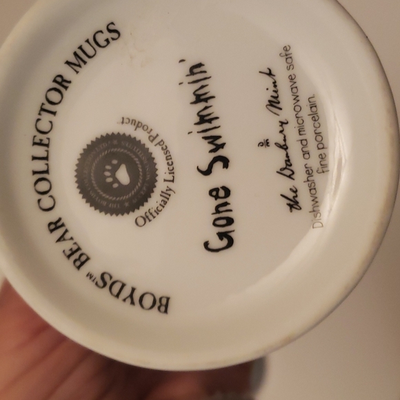 Five Boyd's Bear Mugs includes (5) - Picture 9 of 12